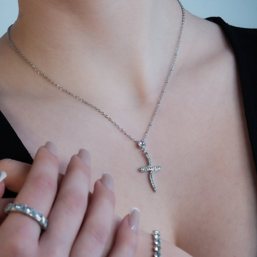 CRISTO Argent (Or Blanc) : Collier à fine chaîne avec pendentif croix abstraite texturée sertie de zircone.