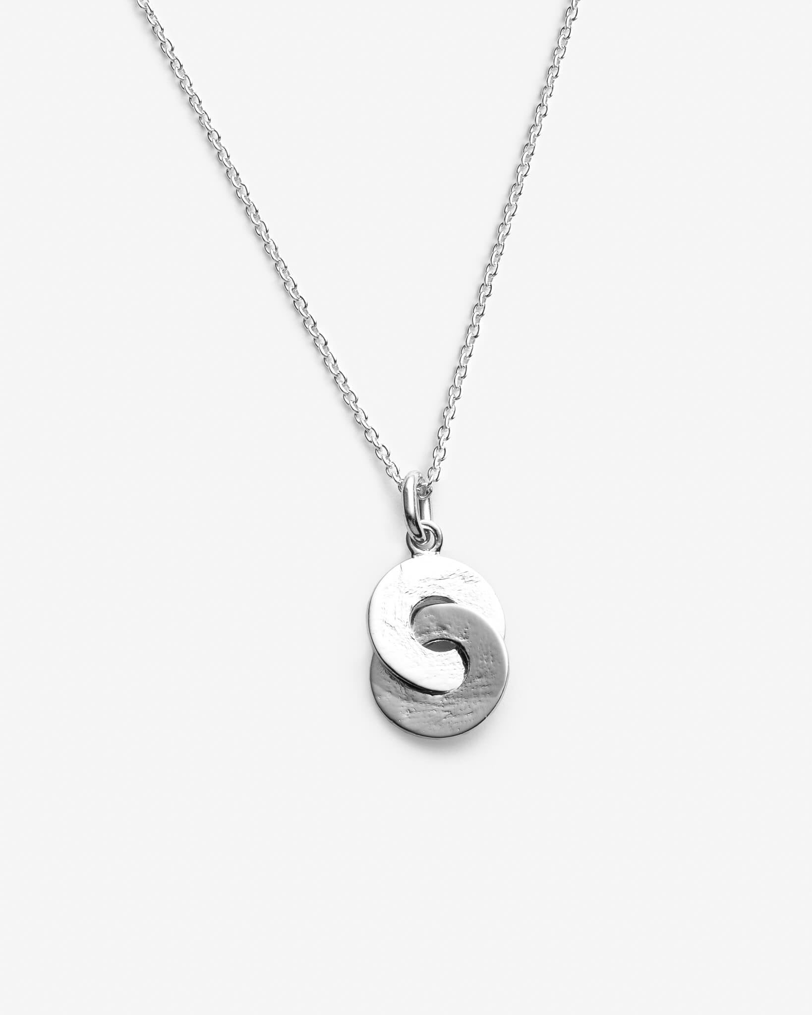 Engagée - Collier avec pendentif de cercles entrelacés
