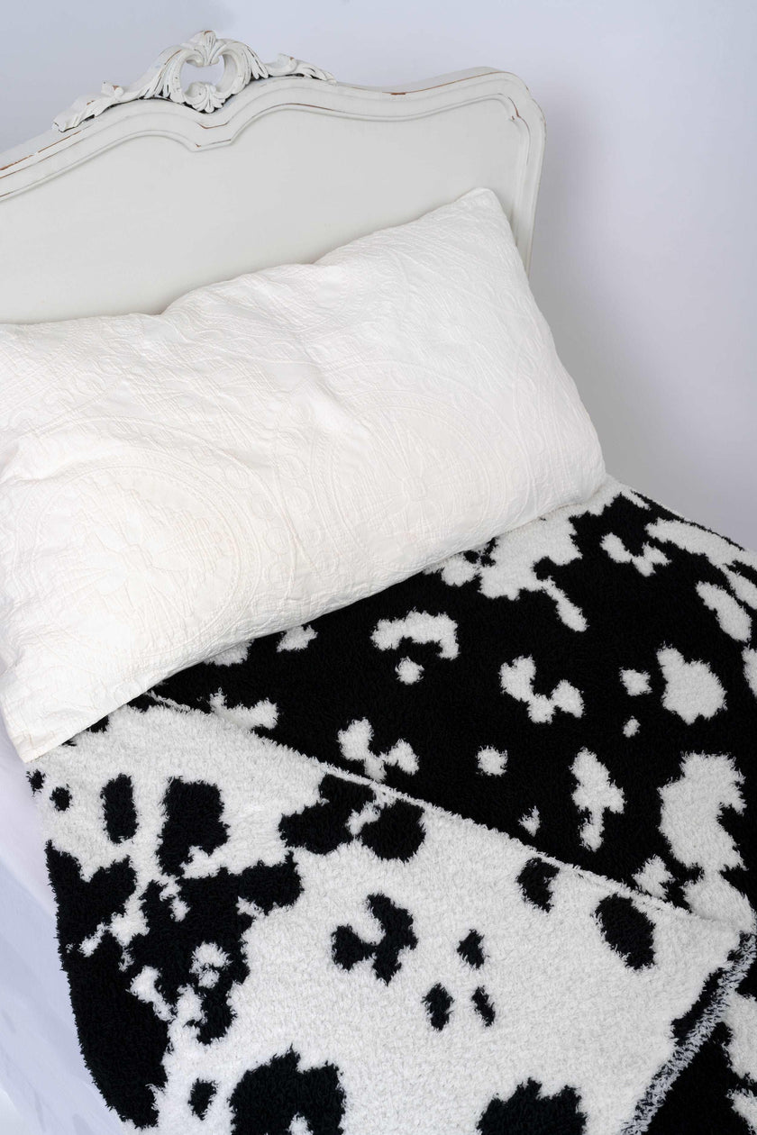 Black & White Cow Print Twin Bed Throw Blanket