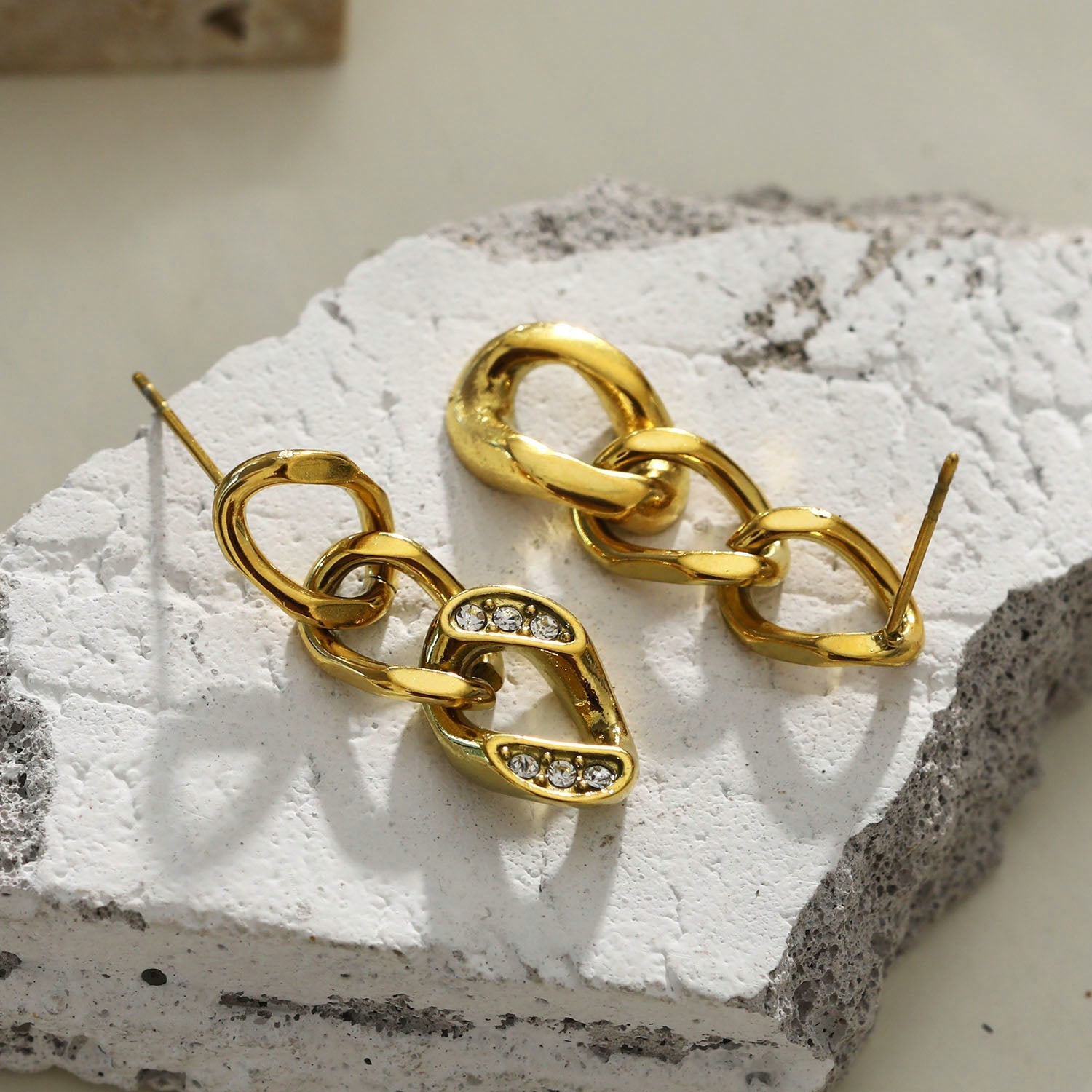 Boucles d'oreilles pendantes CUBA en chaîne cubaine et zircone.