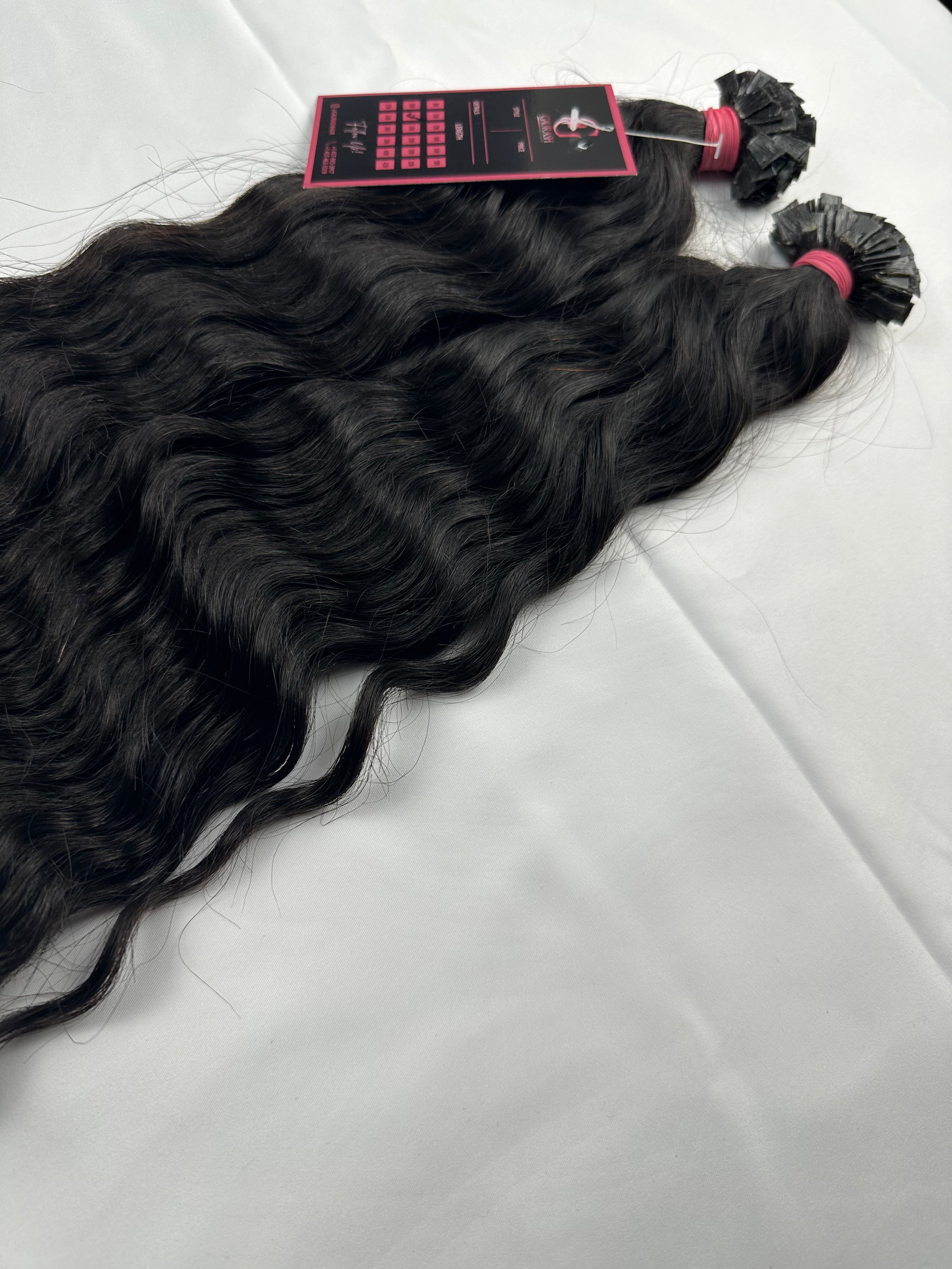 Extensions de cheveux indiens vierges, bouclés, lâchement attachés en point plat.