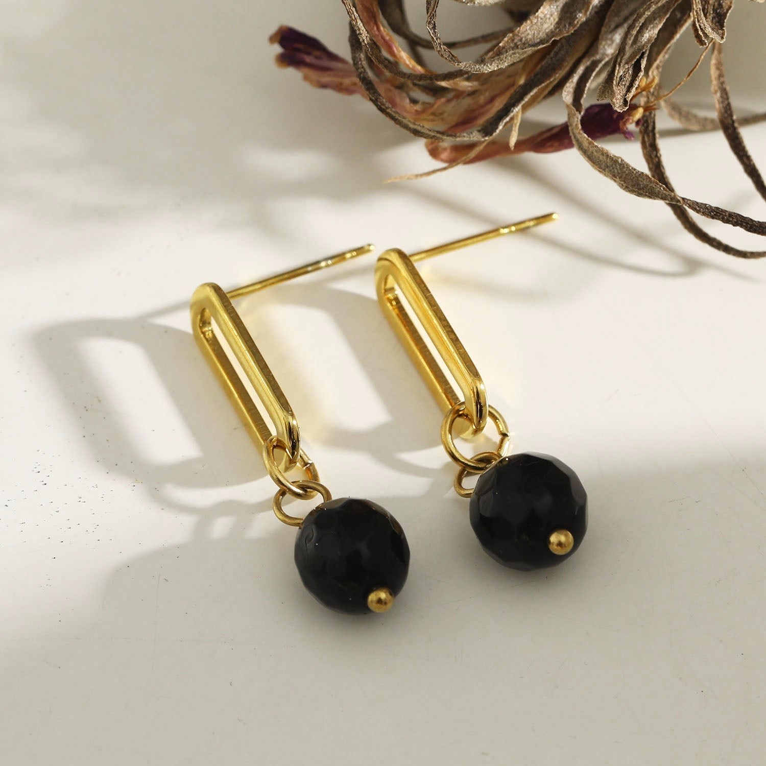 Boucles d'oreilles pendantantes en oxyde de fer noir de DAKATA