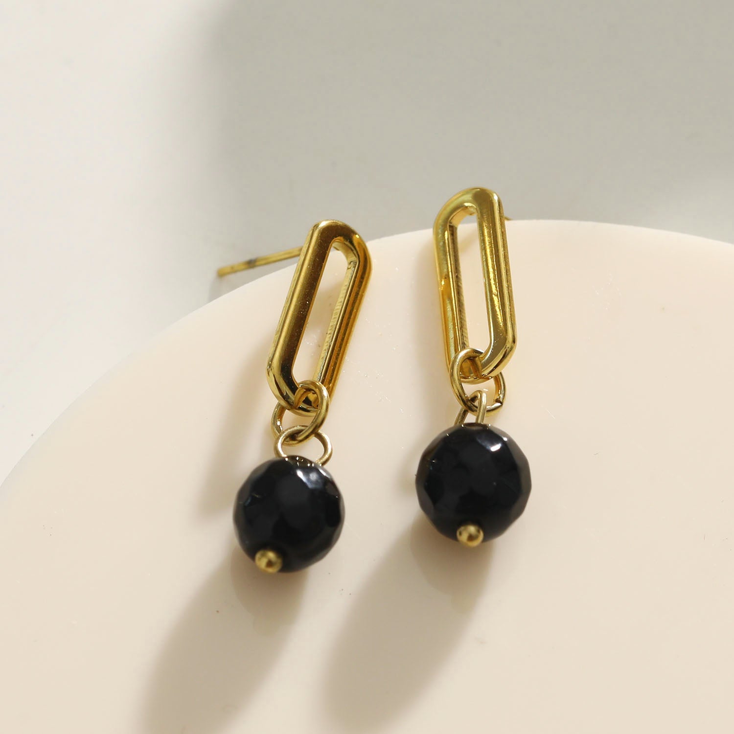 Boucles d'oreilles pendantantes en oxyde de fer noir de DAKATA