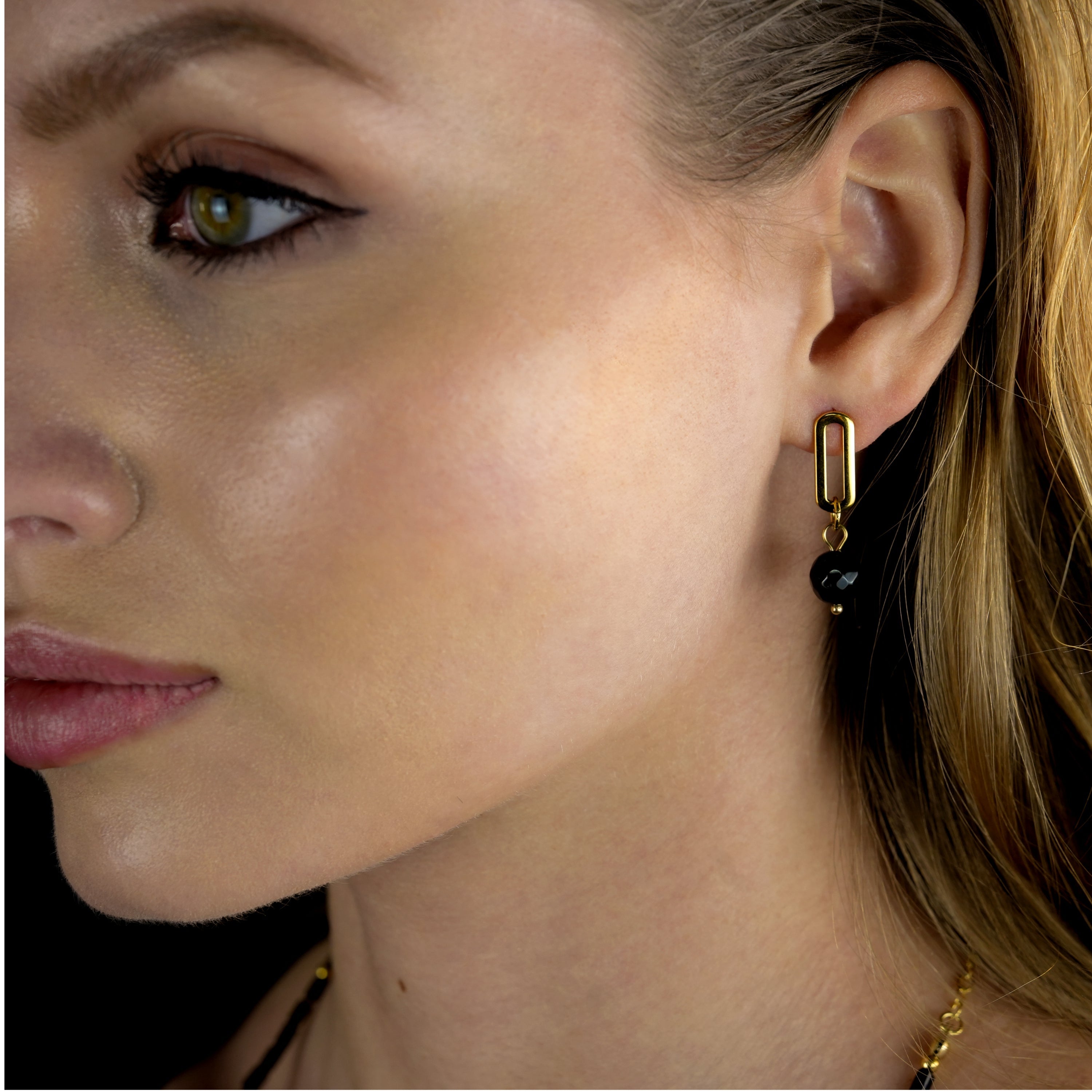 Boucles d'oreilles pendantantes en oxyde de fer noir de DAKATA