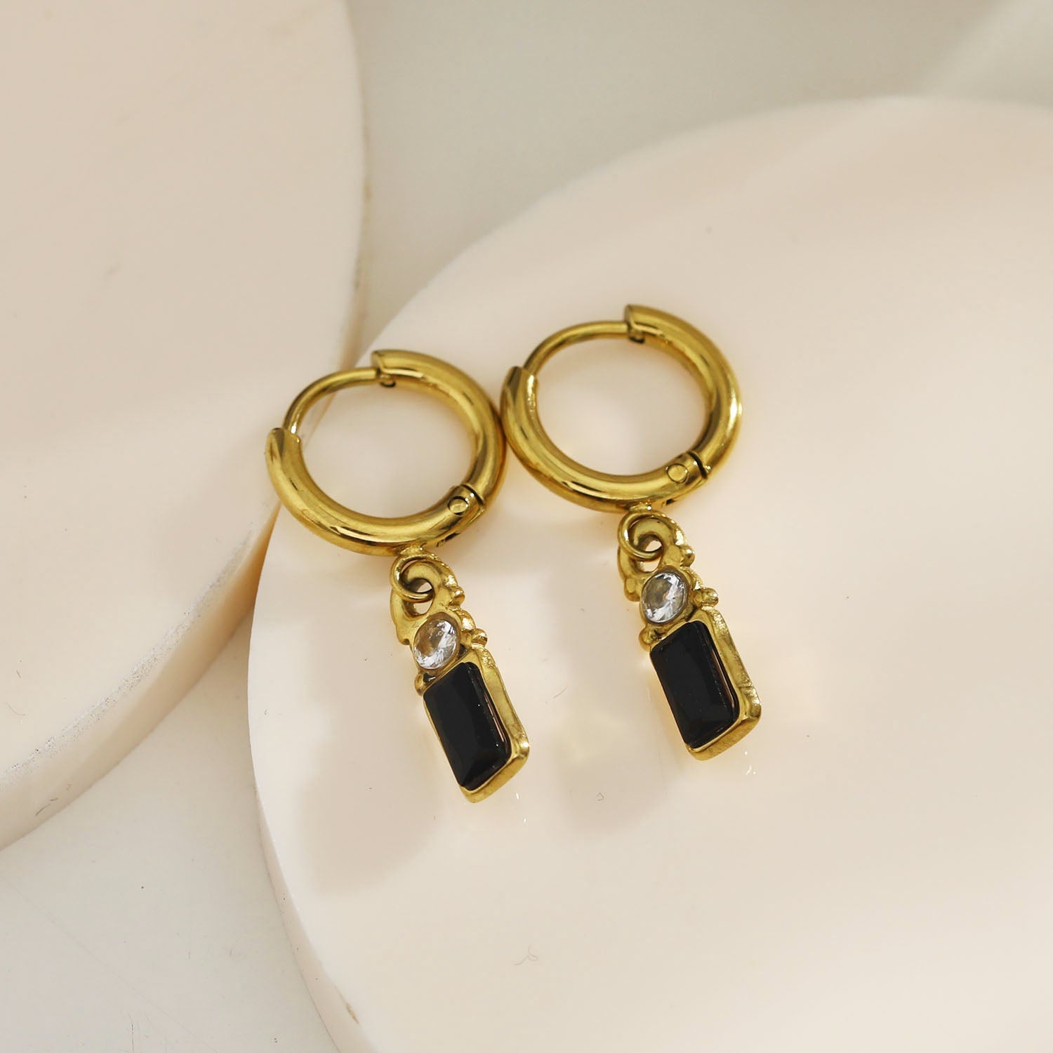 Boucles d'oreilles créoles DALAL, style vintage, avec cristaux noirs et zirconiums.