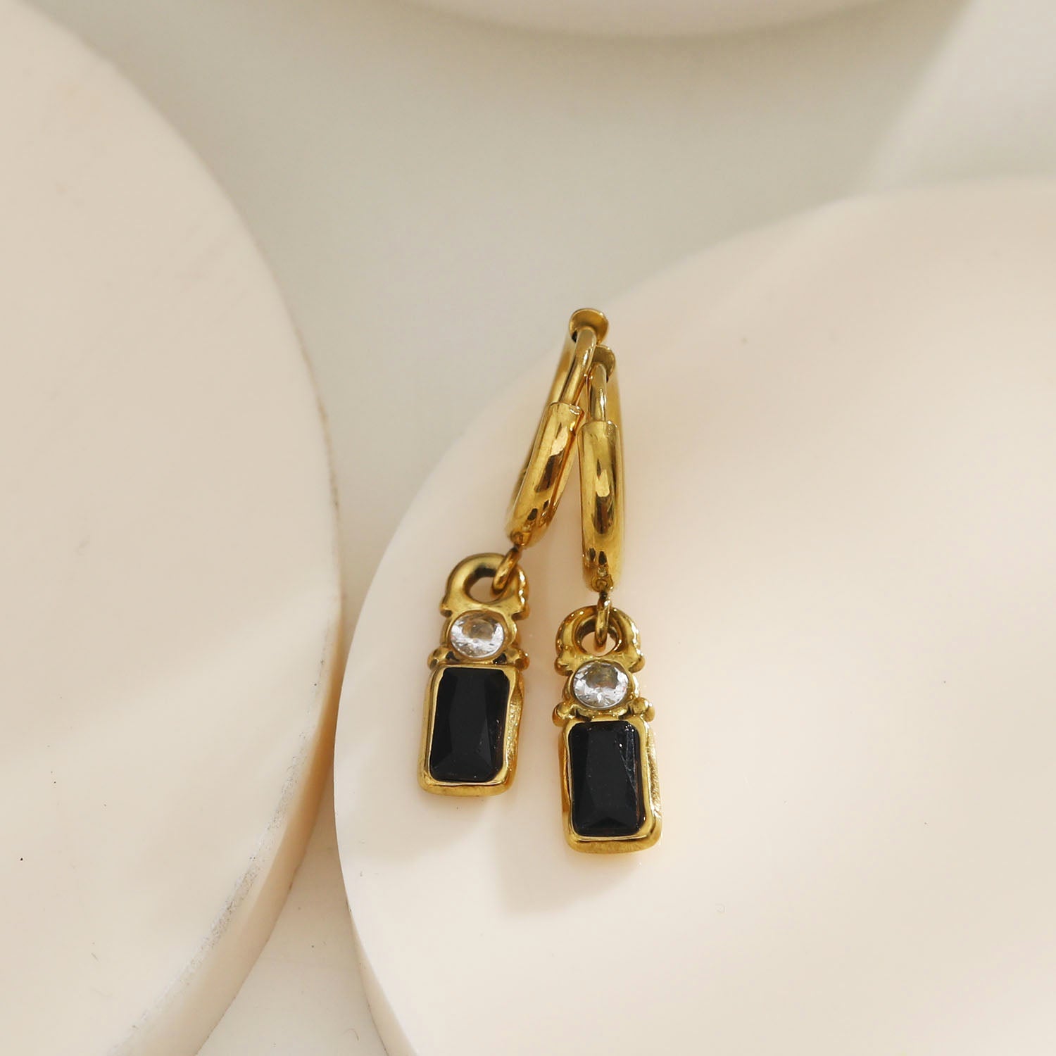 Boucles d'oreilles créoles DALAL, style vintage, avec cristaux noirs et zirconiums.