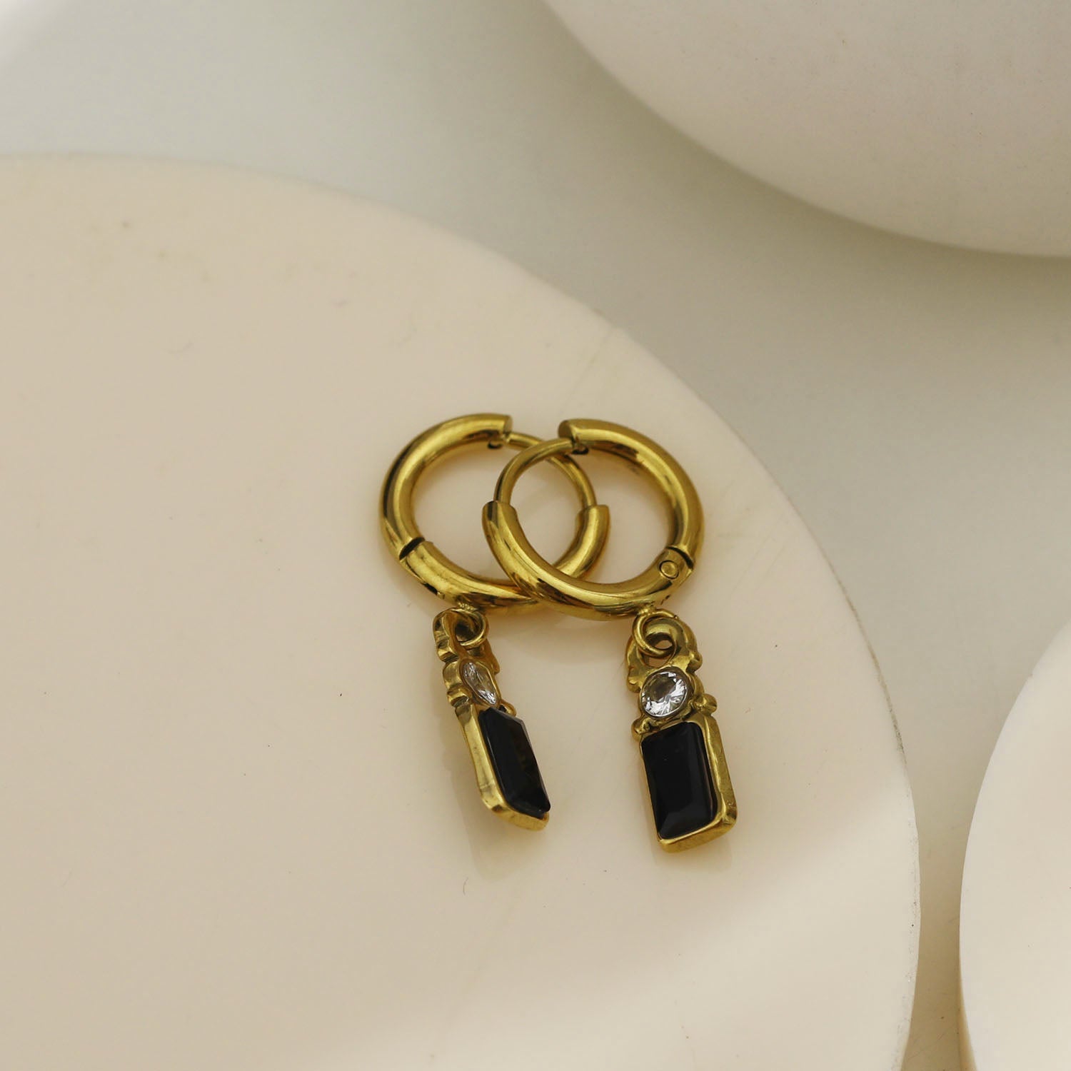 Boucles d'oreilles créoles DALAL, style vintage, avec cristaux noirs et zirconiums.