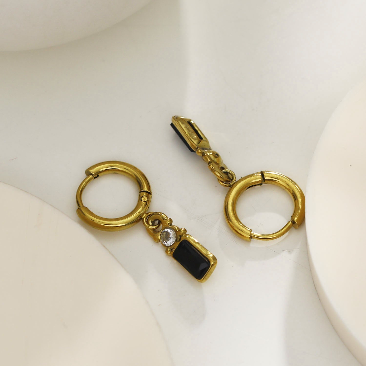 Boucles d'oreilles créoles DALAL, style vintage, avec cristaux noirs et zirconiums.