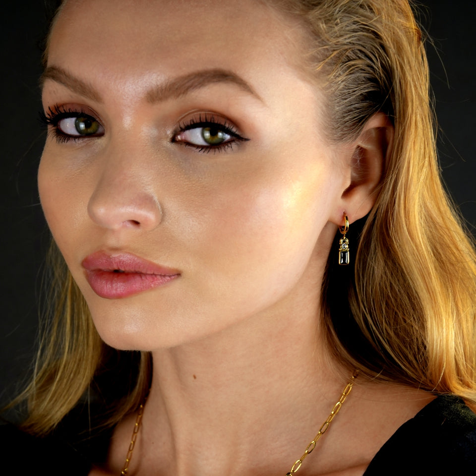 Boucles d'oreilles créoles DALAL, style vintage, avec cristaux noirs et zirconiums.