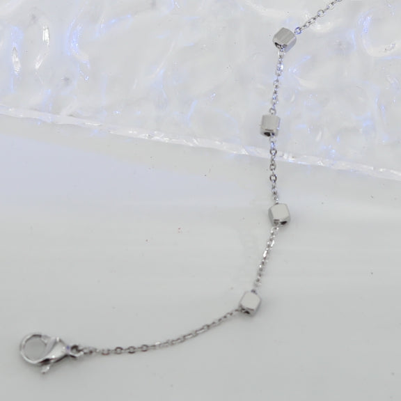 DARBY : Bracelet en argent avec perles carrées