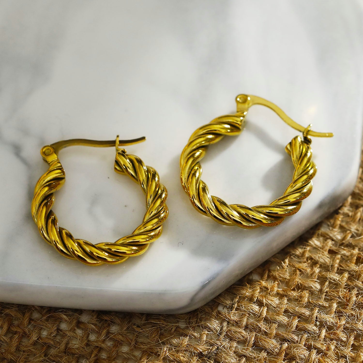 Boucles d'oreilles en forme de spirale texturée en or de DAVANIA
