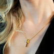 Style DEFNIE : Collier délicat à chaîne texturée effet peau de serpent, agrémenté d'un trio de breloques.