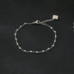 DEMELZA Or Blanc (Couleur Argentée) : Bracelet essentiel pour tous les jours avec de délicates perles carrées.