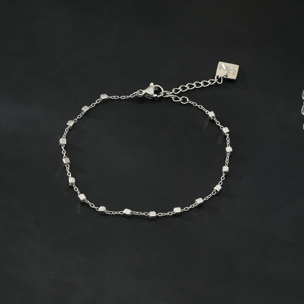 DEMELZA Or Blanc (Couleur Argentée) : Bracelet essentiel pour tous les jours avec de délicates perles carrées.
