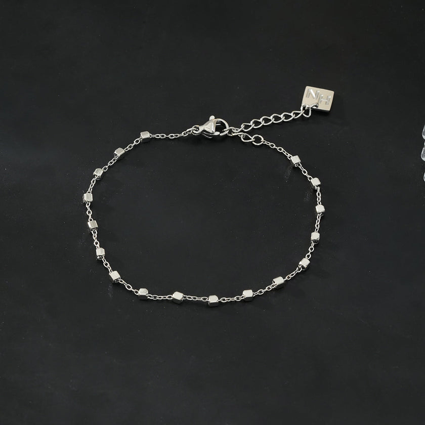 DEMELZA Or Blanc (Couleur Argentée) : Bracelet essentiel pour tous les jours avec de délicates perles carrées.