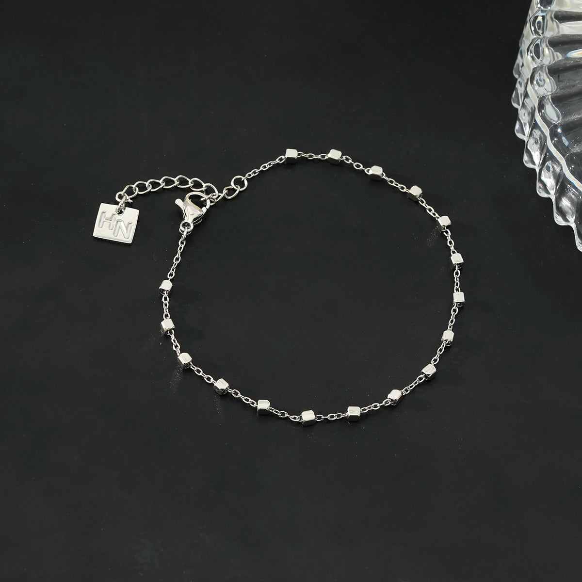 DEMELZA Or Blanc (Couleur Argentée) : Bracelet essentiel pour tous les jours avec de délicates perles carrées.