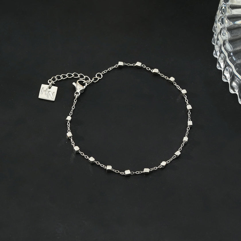 DEMELZA Or Blanc (Couleur Argentée) : Bracelet essentiel pour tous les jours avec de délicates perles carrées.