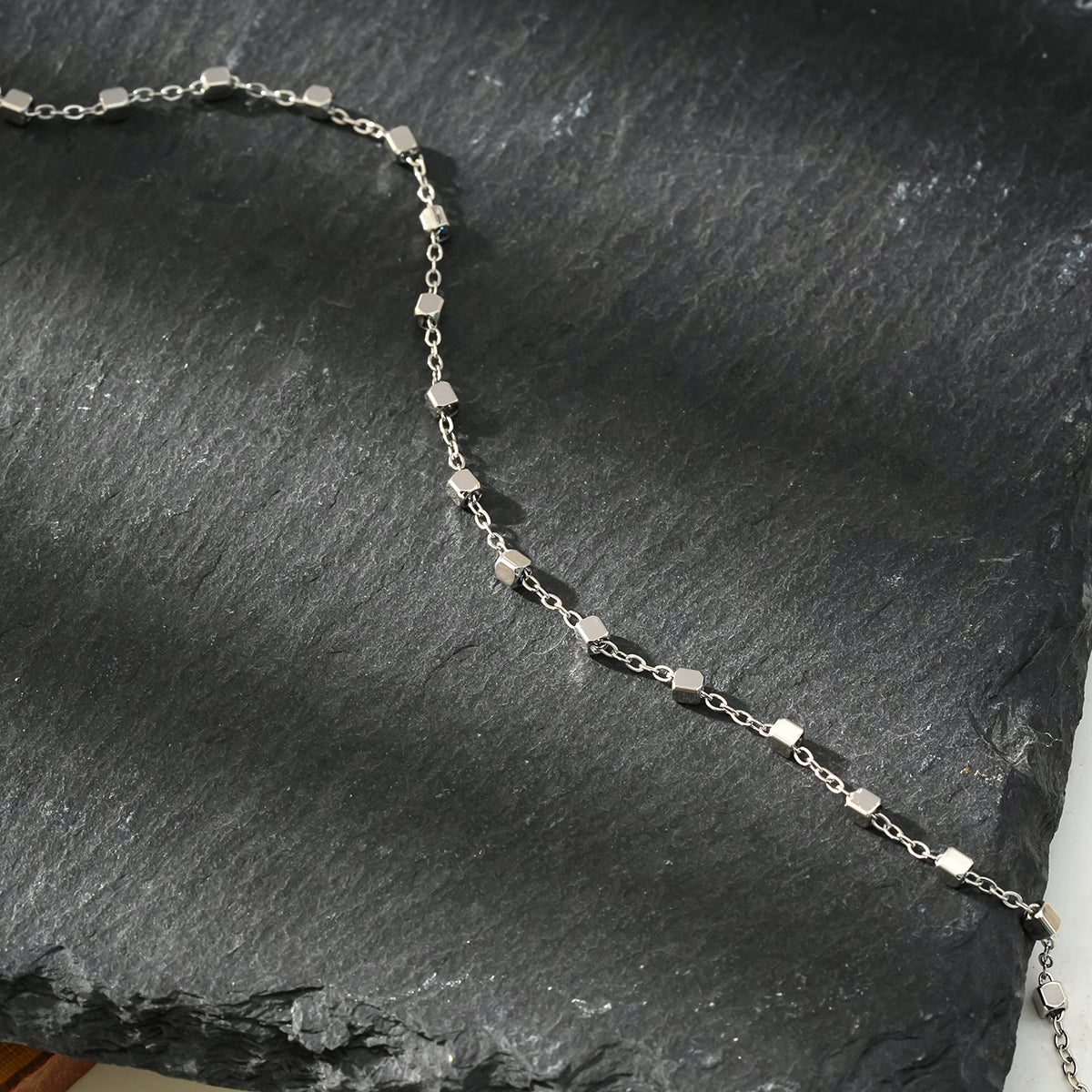 DEMELZA Or Blanc (Couleur Argentée) : Bracelet essentiel pour tous les jours avec de délicates perles carrées.