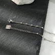 DEMELZA Or Blanc (Couleur Argentée) : Bracelet essentiel pour tous les jours avec de délicates perles carrées.