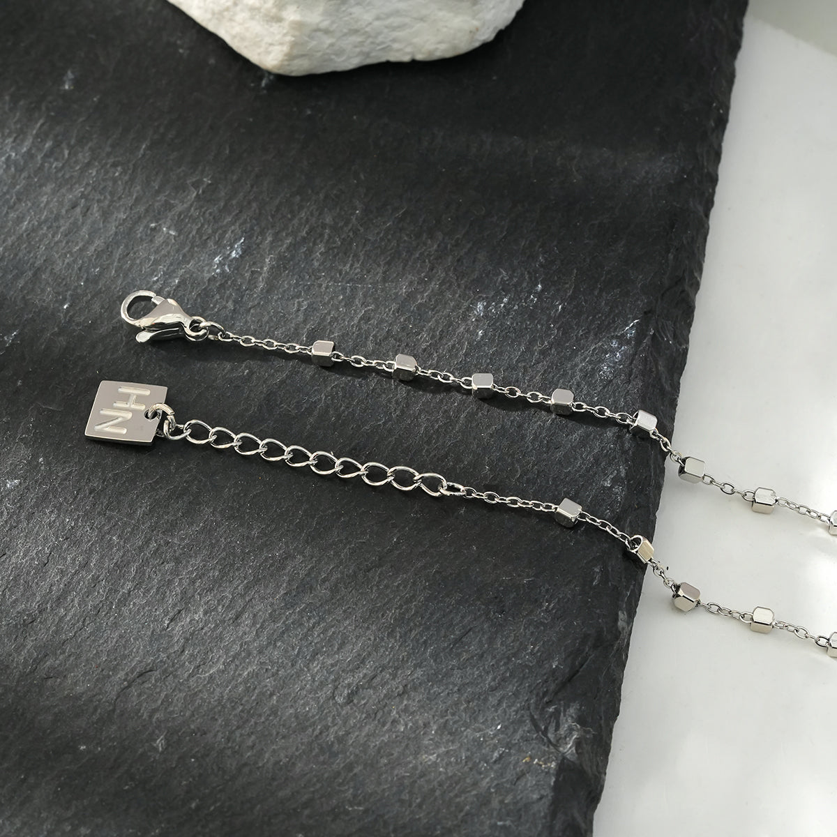 DEMELZA Or Blanc (Couleur Argentée) : Bracelet essentiel pour tous les jours avec de délicates perles carrées.