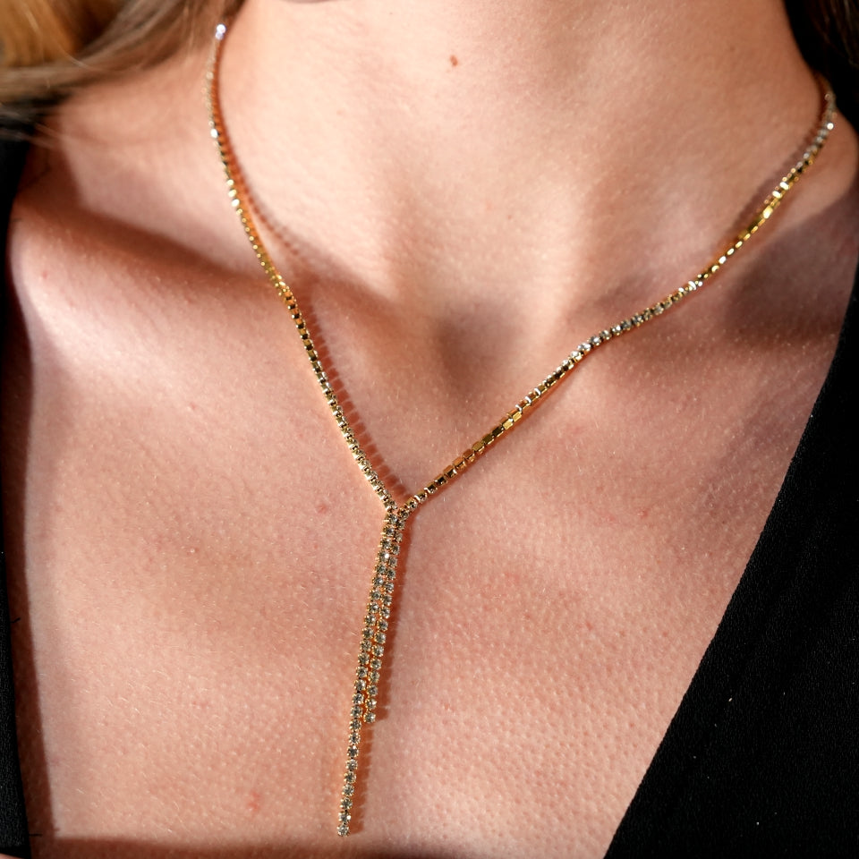 Collier DIANA avec chaîne perlée et détail lariat en zircone pavé.