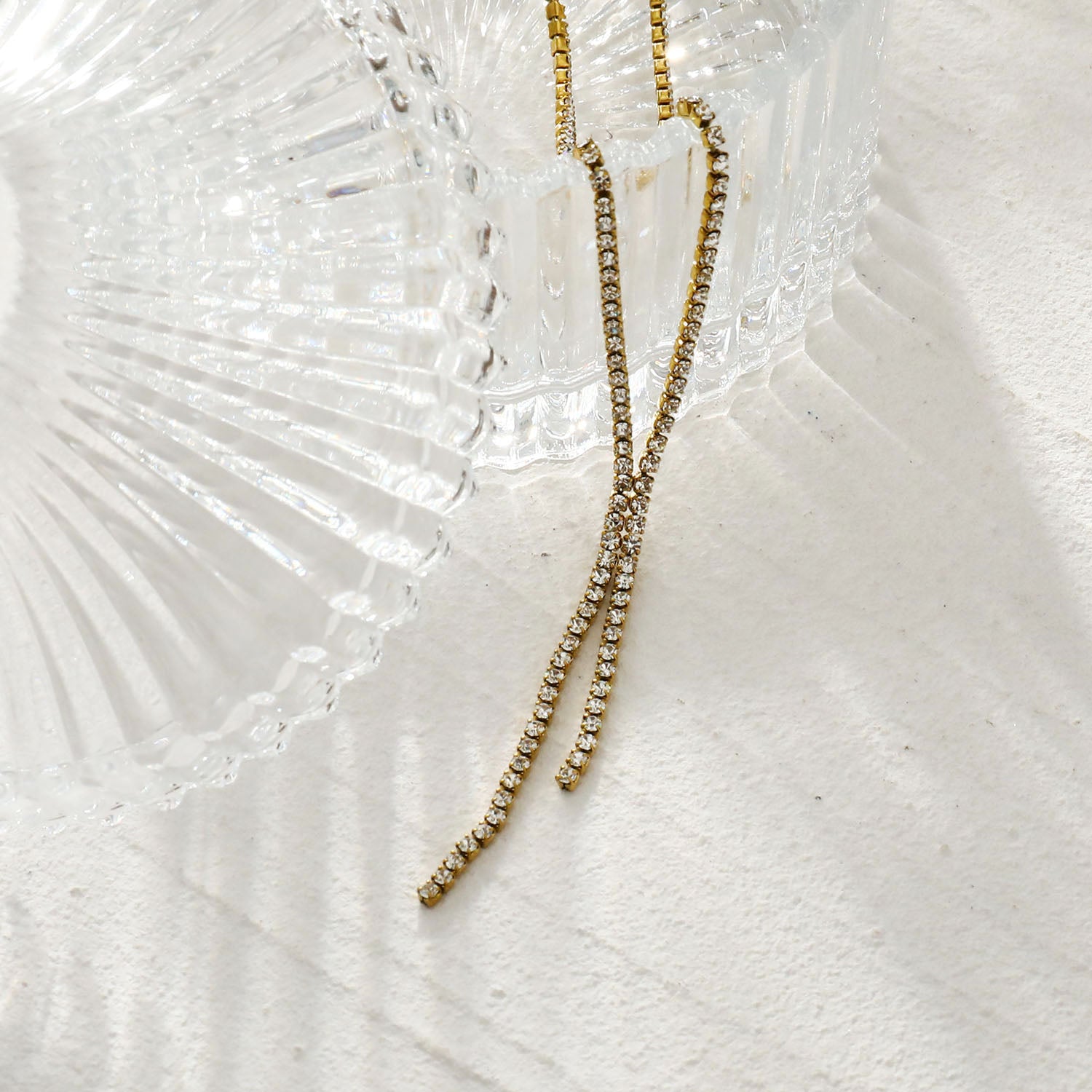 Collier DIANA avec chaîne perlée et détail lariat en zircone pavé.