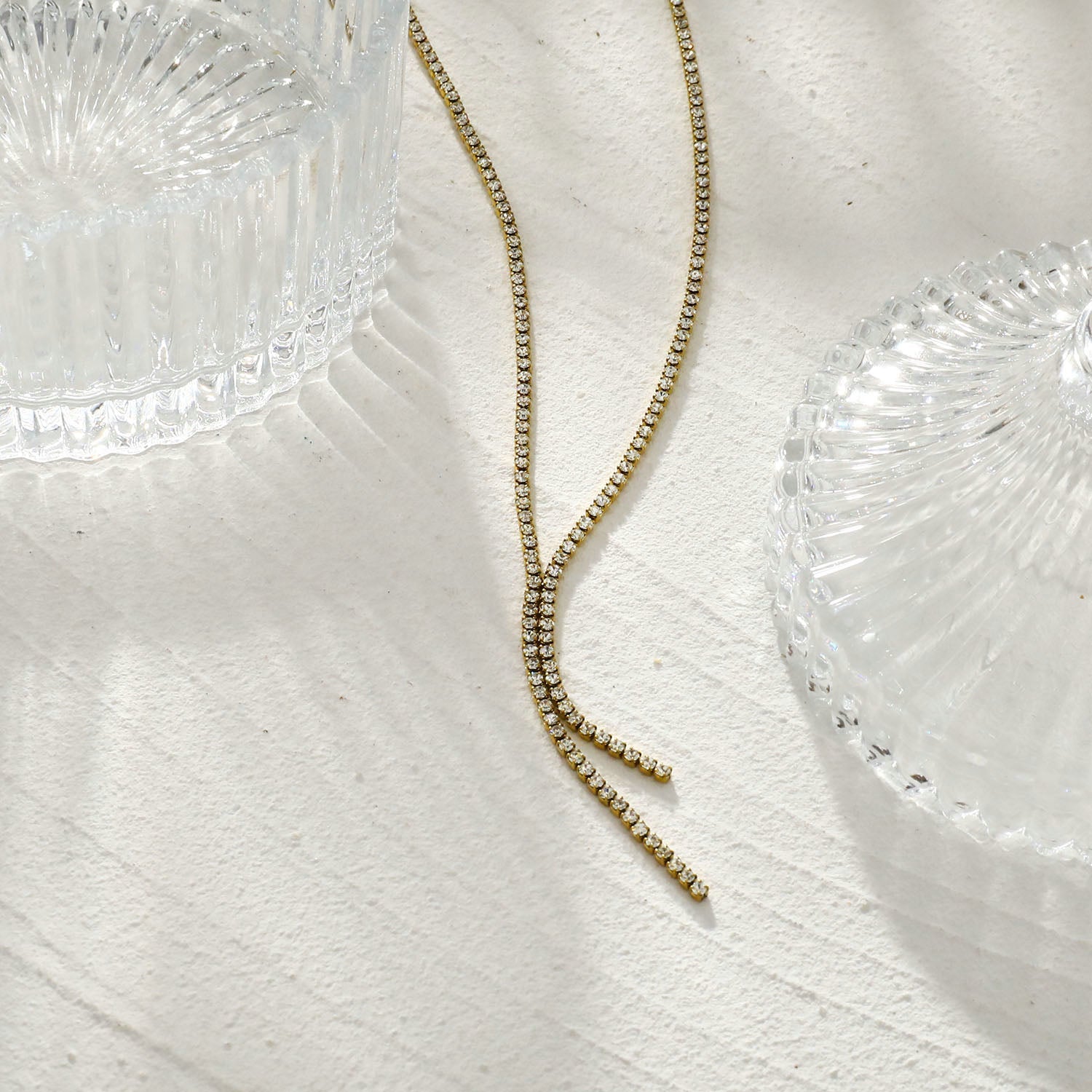 Collier DIANA avec chaîne perlée et détail lariat en zircone pavé.