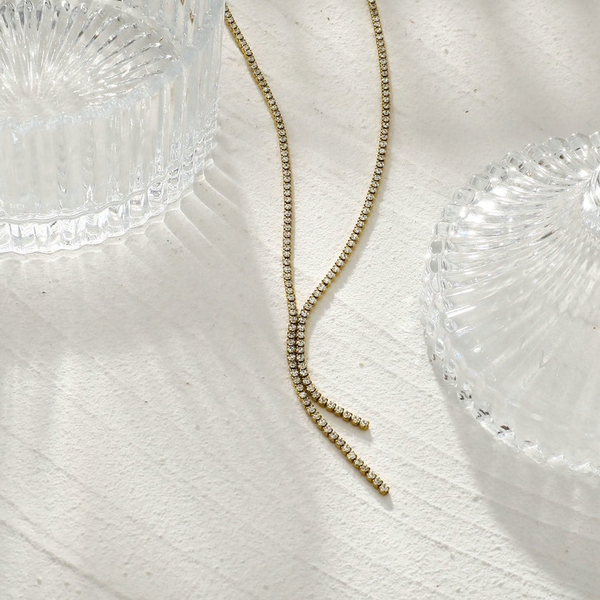 Collier DIANA avec chaîne perlée et détail lariat en zircone pavé.
