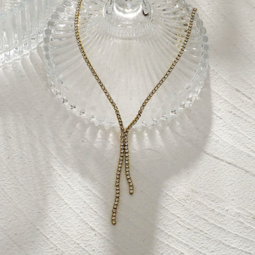 Collier DIANA avec chaîne perlée et détail lariat en zircone pavé.