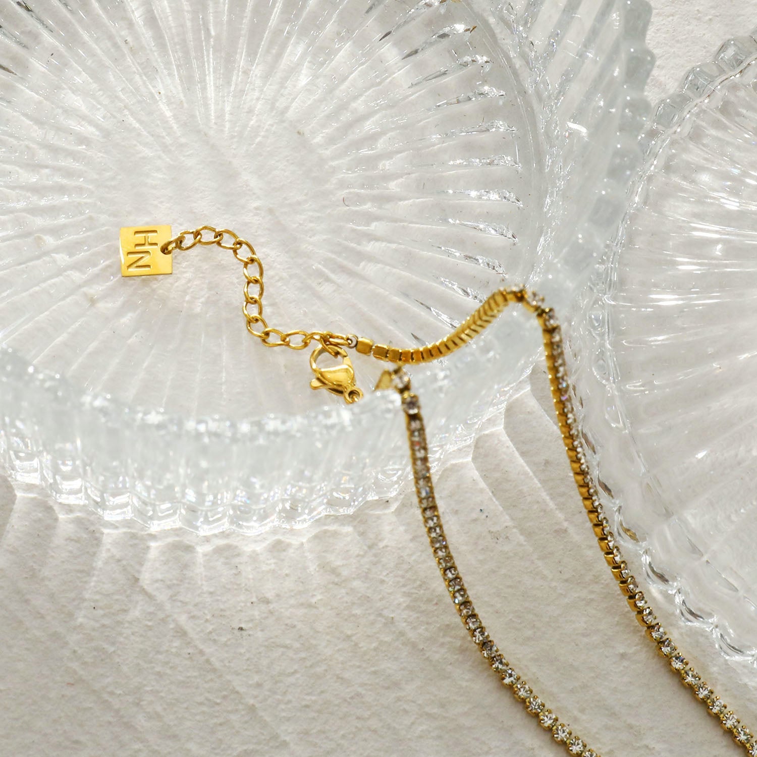 Collier DIANA avec chaîne perlée et détail lariat en zircone pavé.