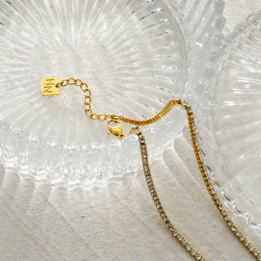 Collier DIANA avec chaîne perlée et détail lariat en zircone pavé.