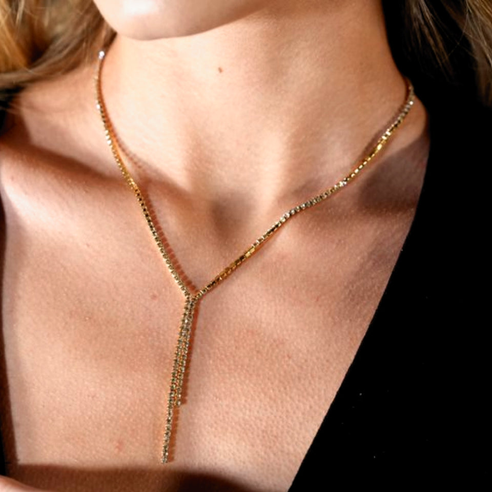 Collier DIANA avec chaîne perlée et détail lariat en zircone pavé.