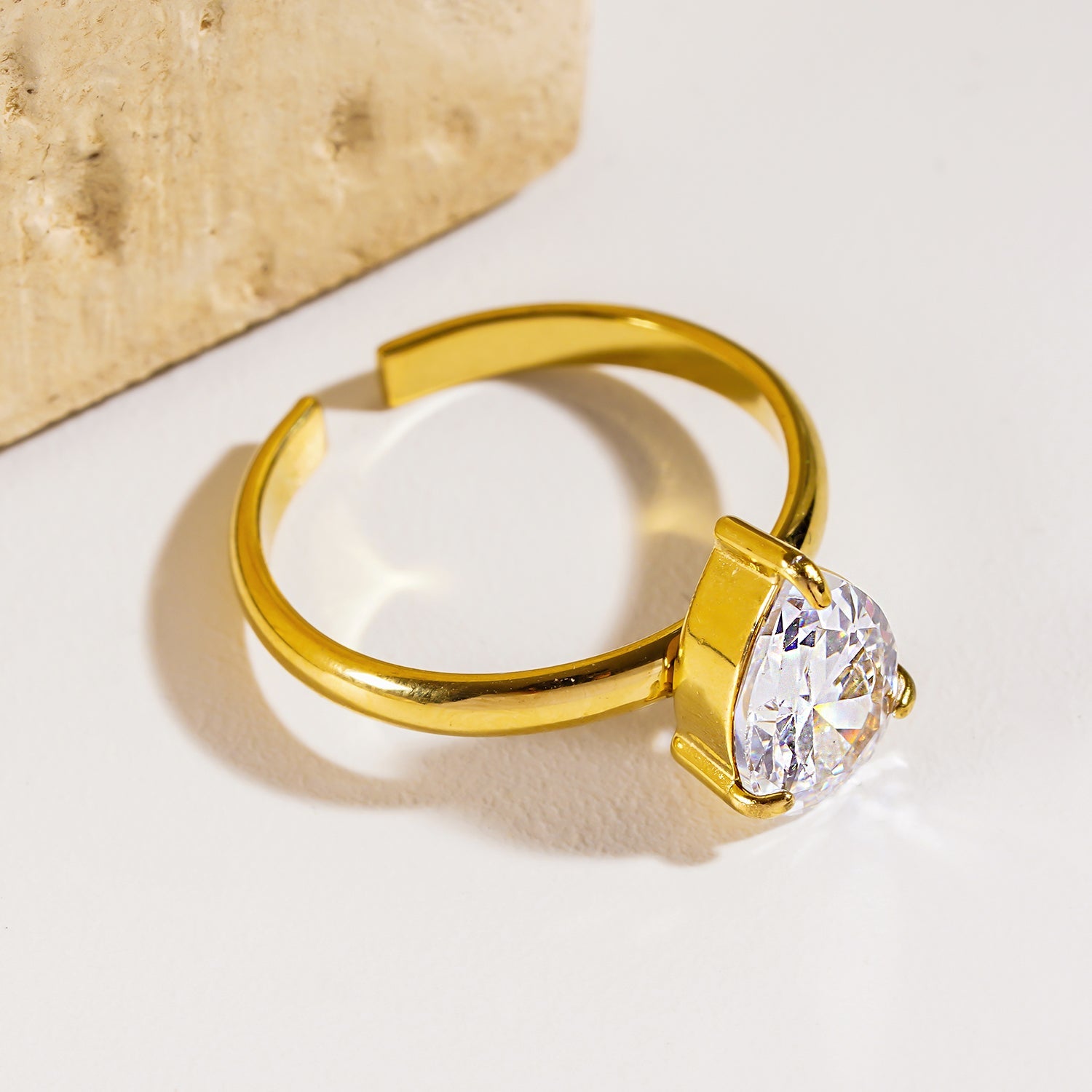 DIMONDA : Bague en or classique avec une pierre de zircone en forme de goutte d'eau comme pièce centrale.