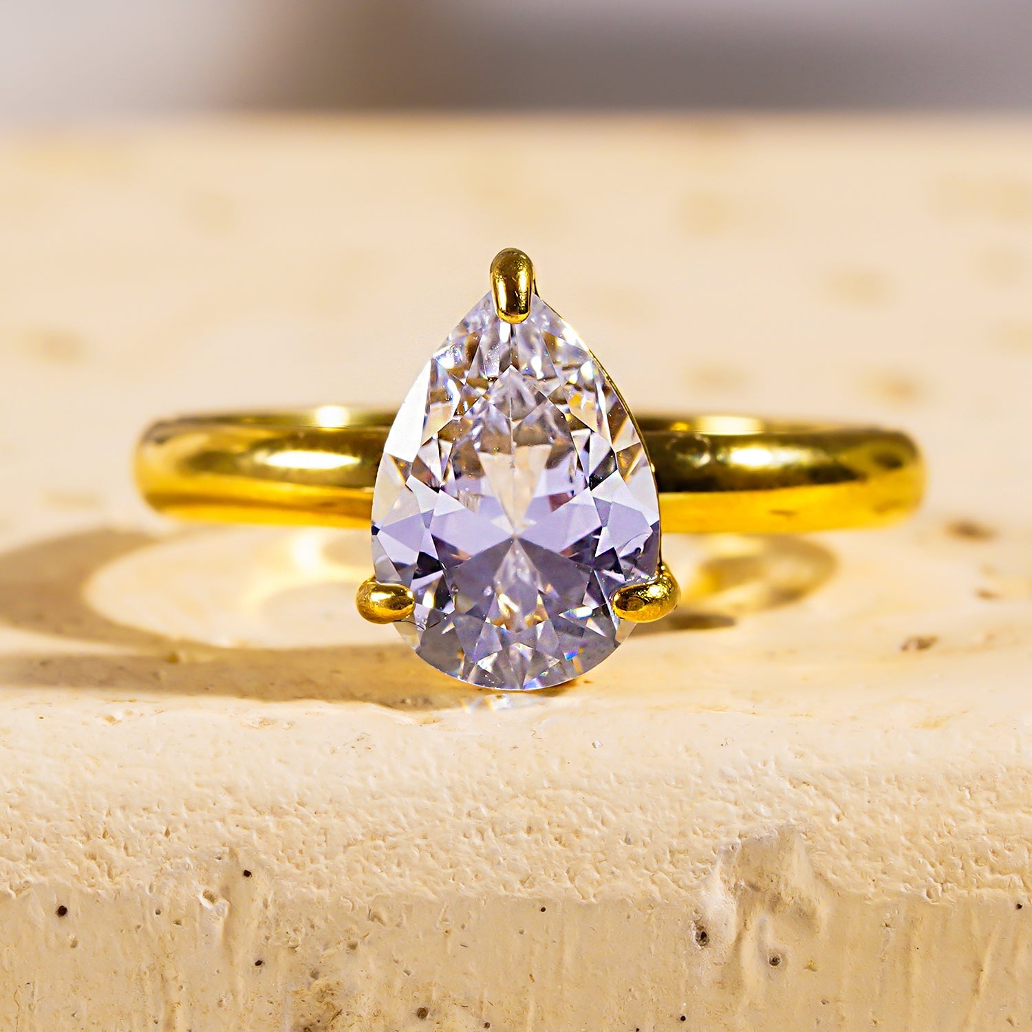 DIMONDA : Bague en or classique avec une pierre de zircone en forme de goutte d'eau comme pièce centrale.