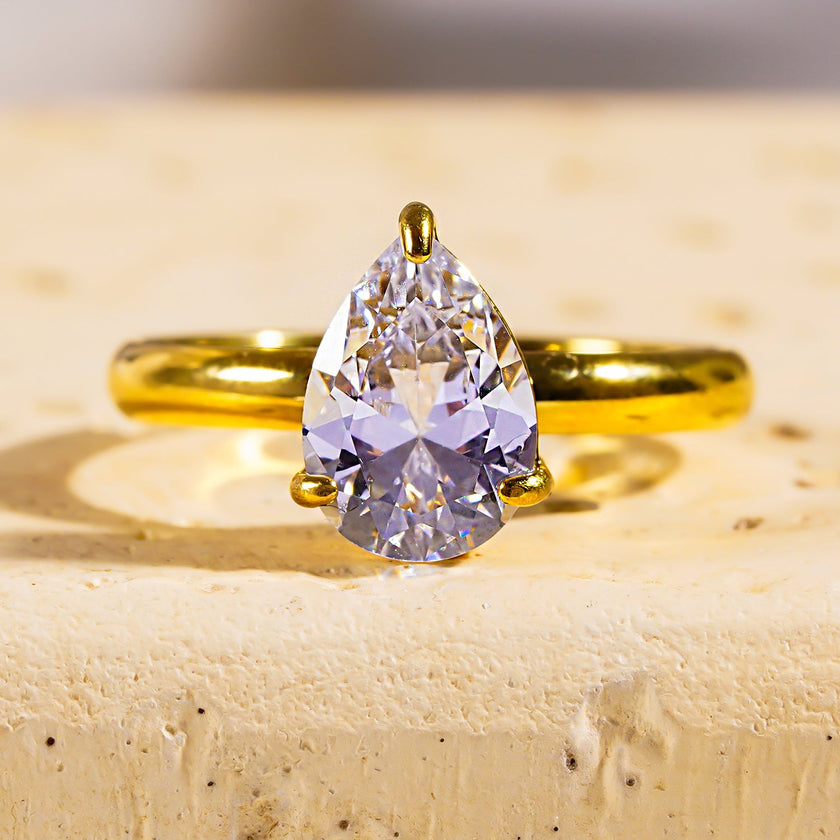 DIMONDA : Bague en or classique avec une pierre de zircone en forme de goutte d'eau comme pièce centrale.