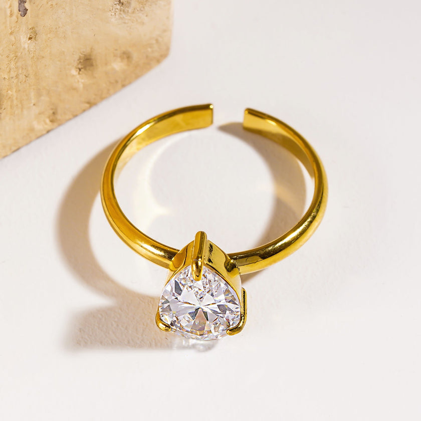 DIMONDA : Bague en or classique avec une pierre de zircone en forme de goutte d'eau comme pièce centrale.