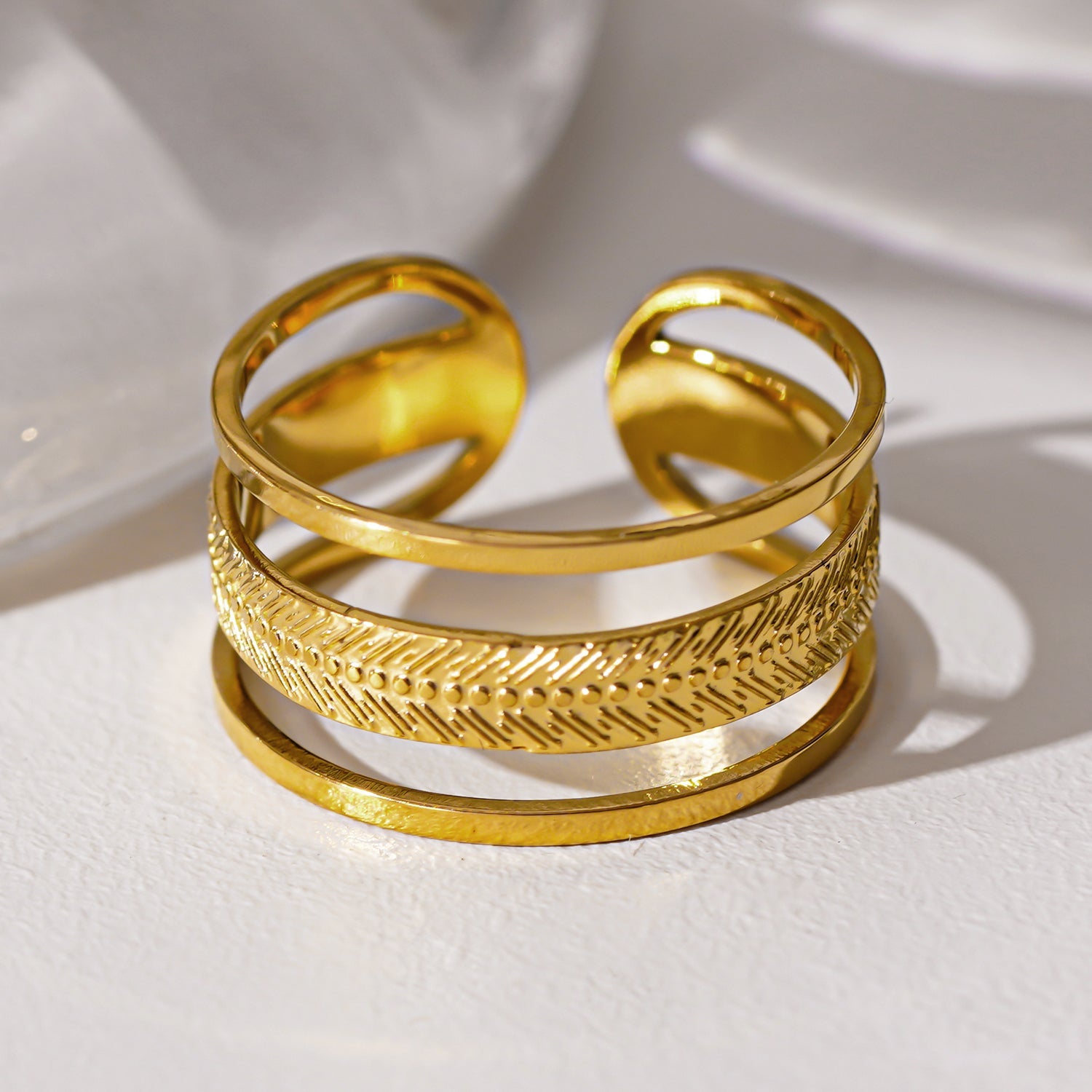 MATHEO : Bague en or texturée à trois anneaux superposés