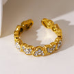JEZREEL : Bague avec mini breloques en forme de cœur et centre en cristal de zircone.