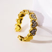 JEZREEL : Bague avec mini breloques en forme de cœur et centre en cristal de zircone.