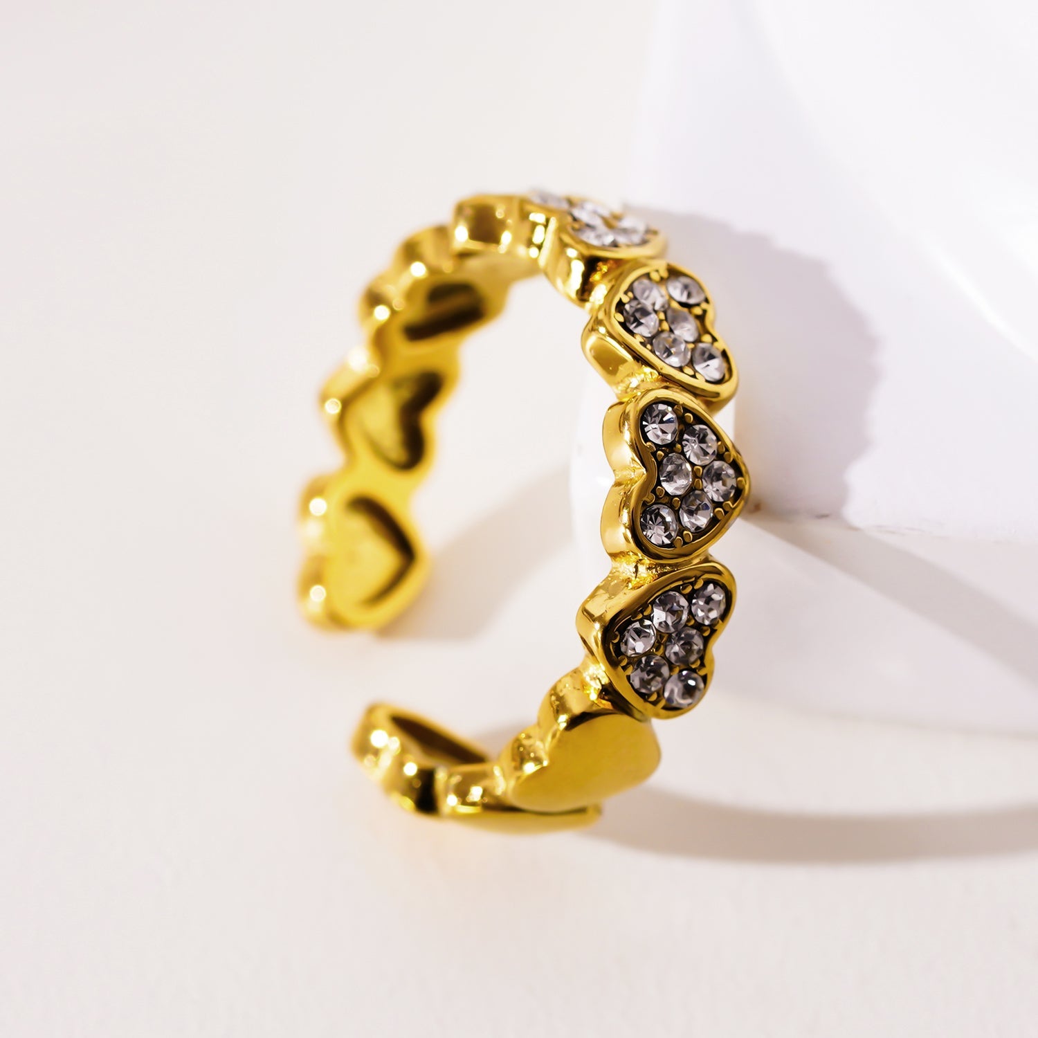 JEZREEL : Bague avec mini breloques en forme de cœur et centre en cristal de zircone.