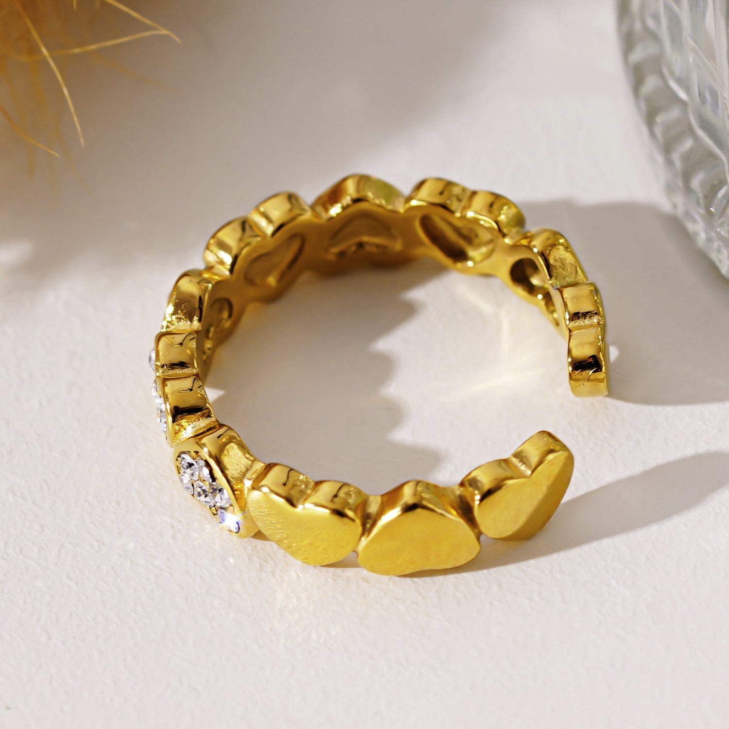 JEZREEL : Bague avec mini breloques en forme de cœur et centre en cristal de zircone.