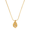 Style KARJAT : Collier à chaîne dorée avec pendentif en zircone géométrique en cage.