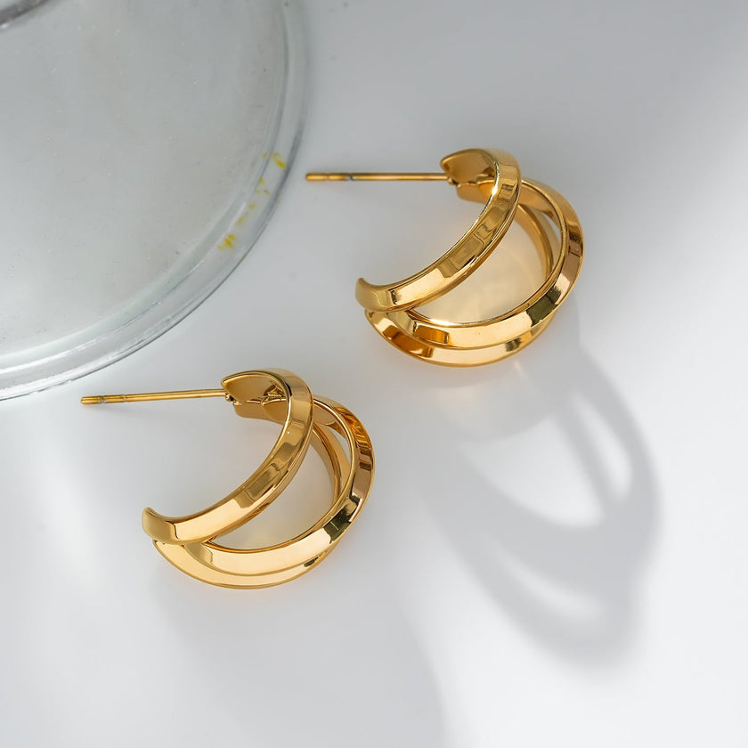 Style GRIZZANA: Triple Banded Hoop Earrings in Gold