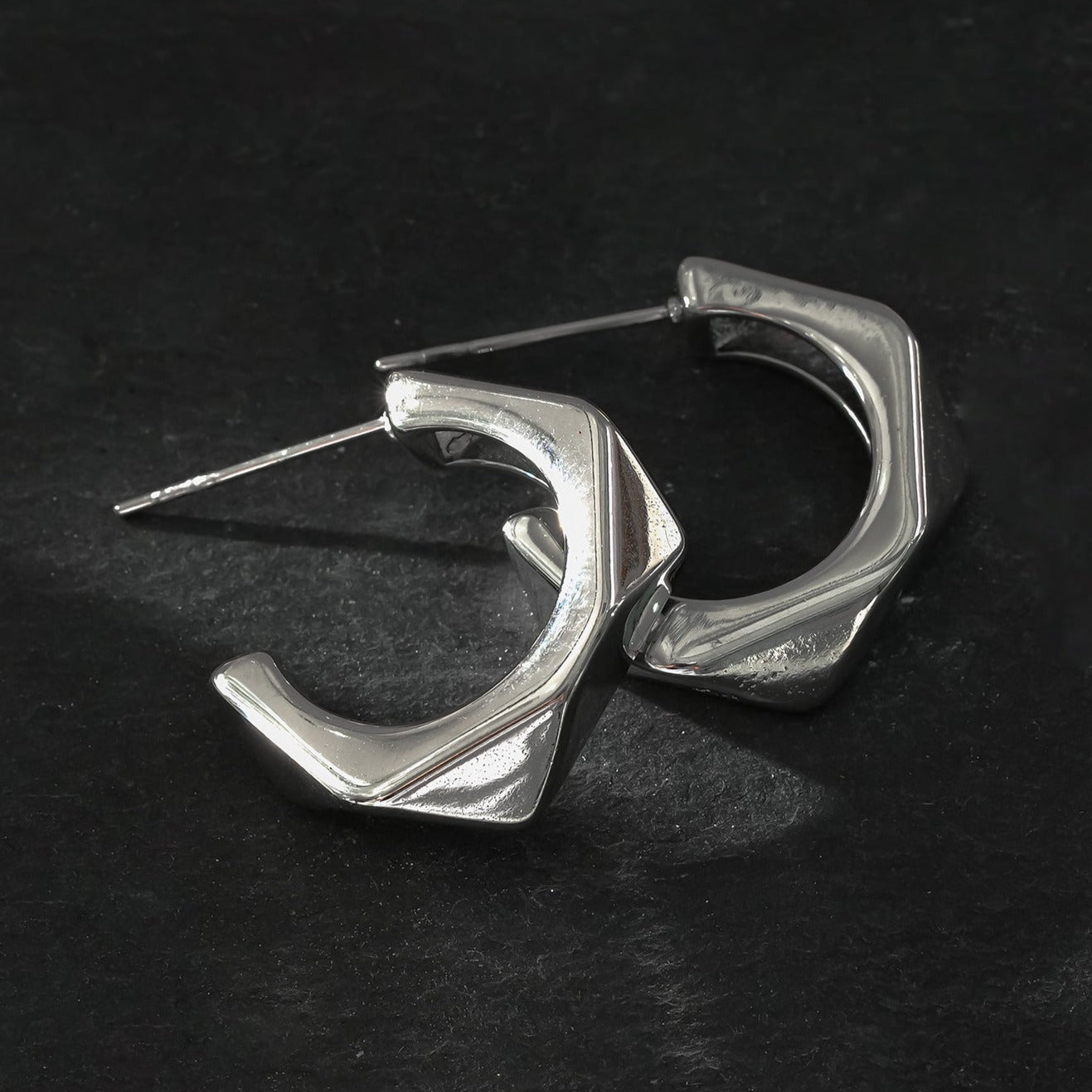 Style PERIDO Argenté (Or Blanc) : Boucles d’oreilles géométriques Art Déco.