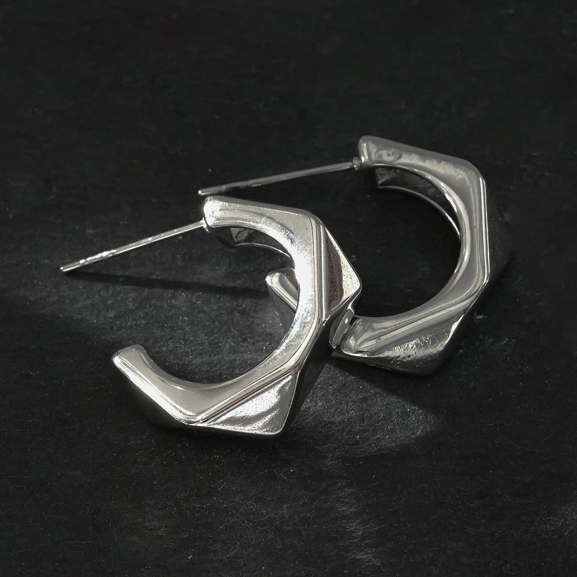 Style PERIDO Argenté (Or Blanc) : Boucles d’oreilles géométriques Art Déco.