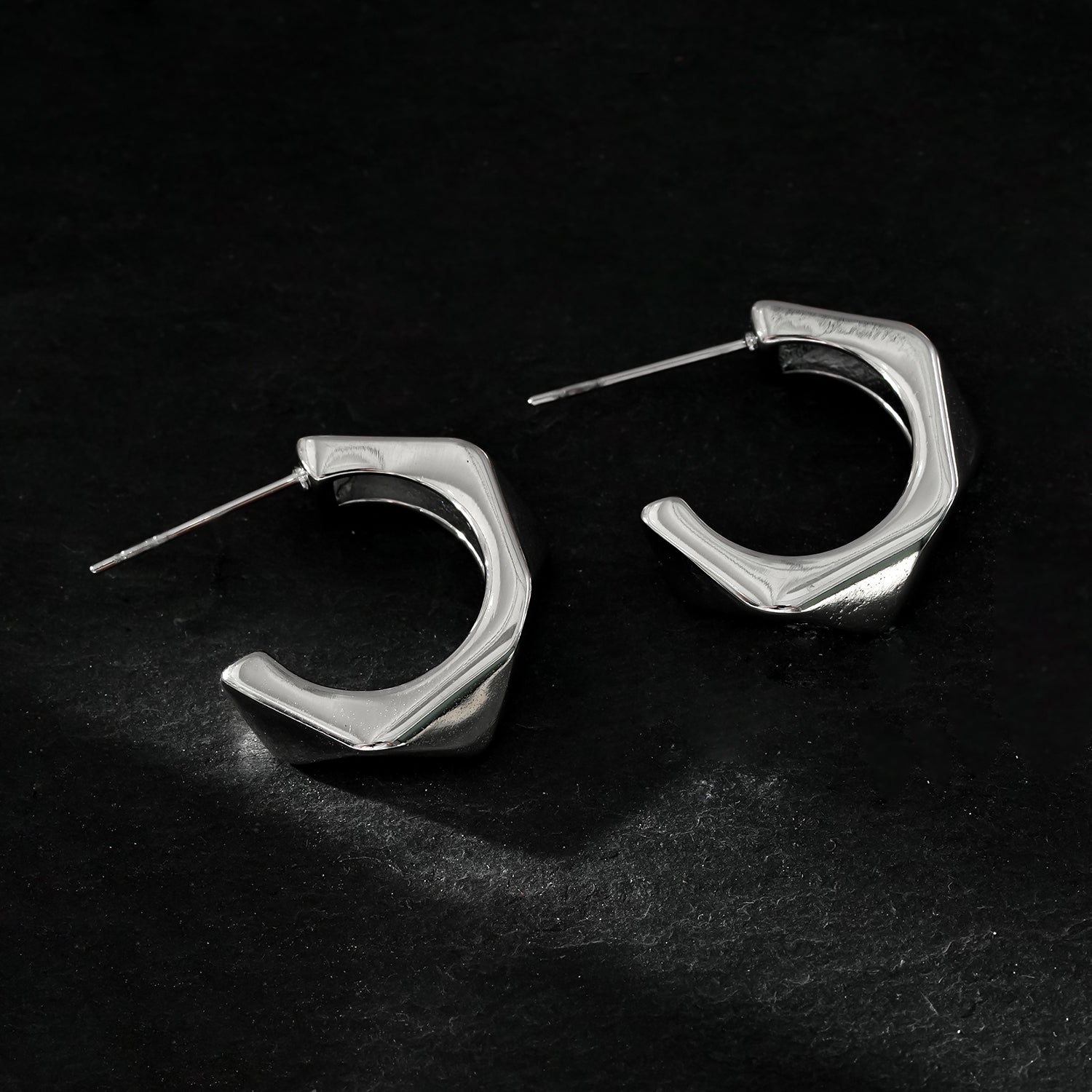 Style PERIDO Argenté (Or Blanc) : Boucles d’oreilles géométriques Art Déco.
