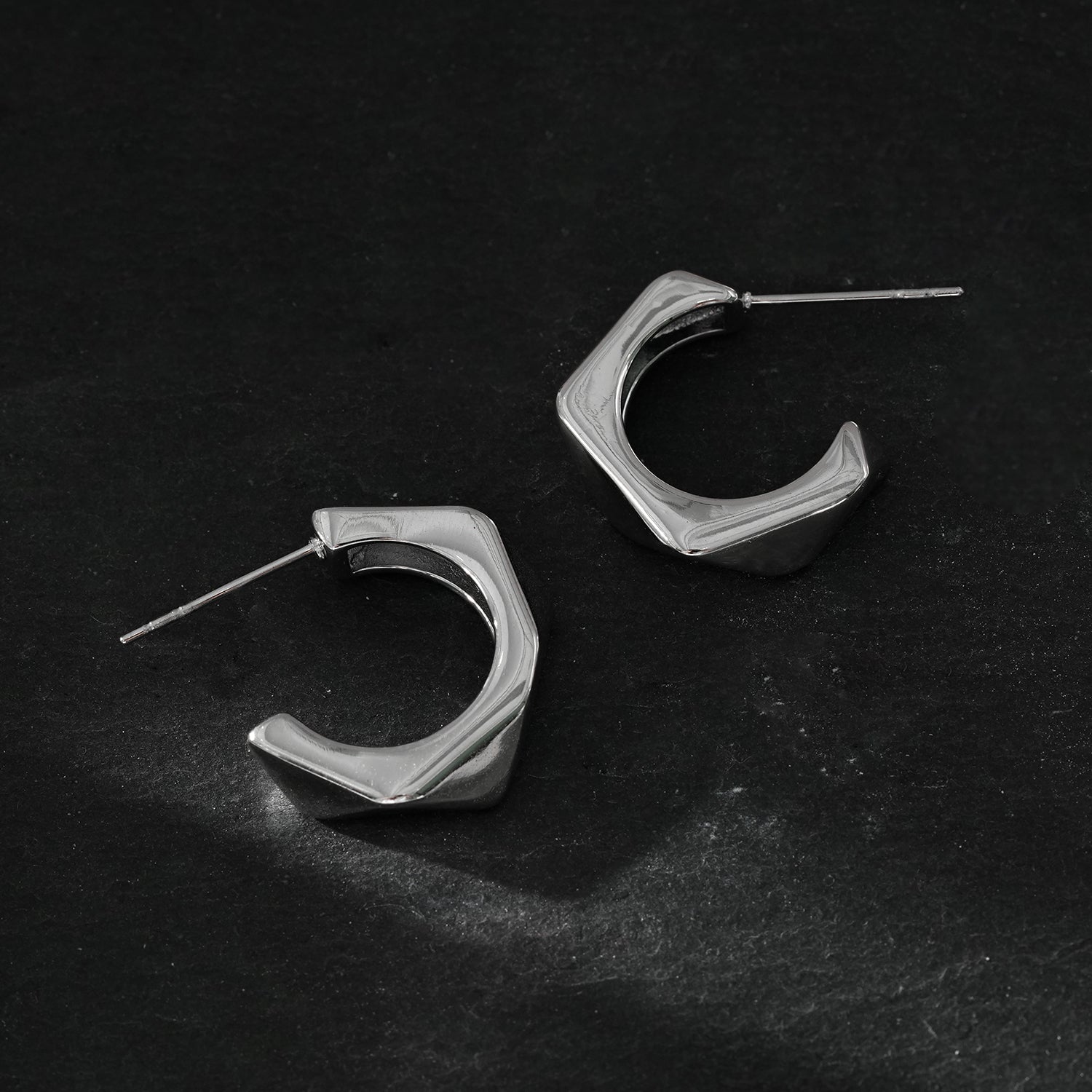 Style PERIDO Argenté (Or Blanc) : Boucles d’oreilles géométriques Art Déco.