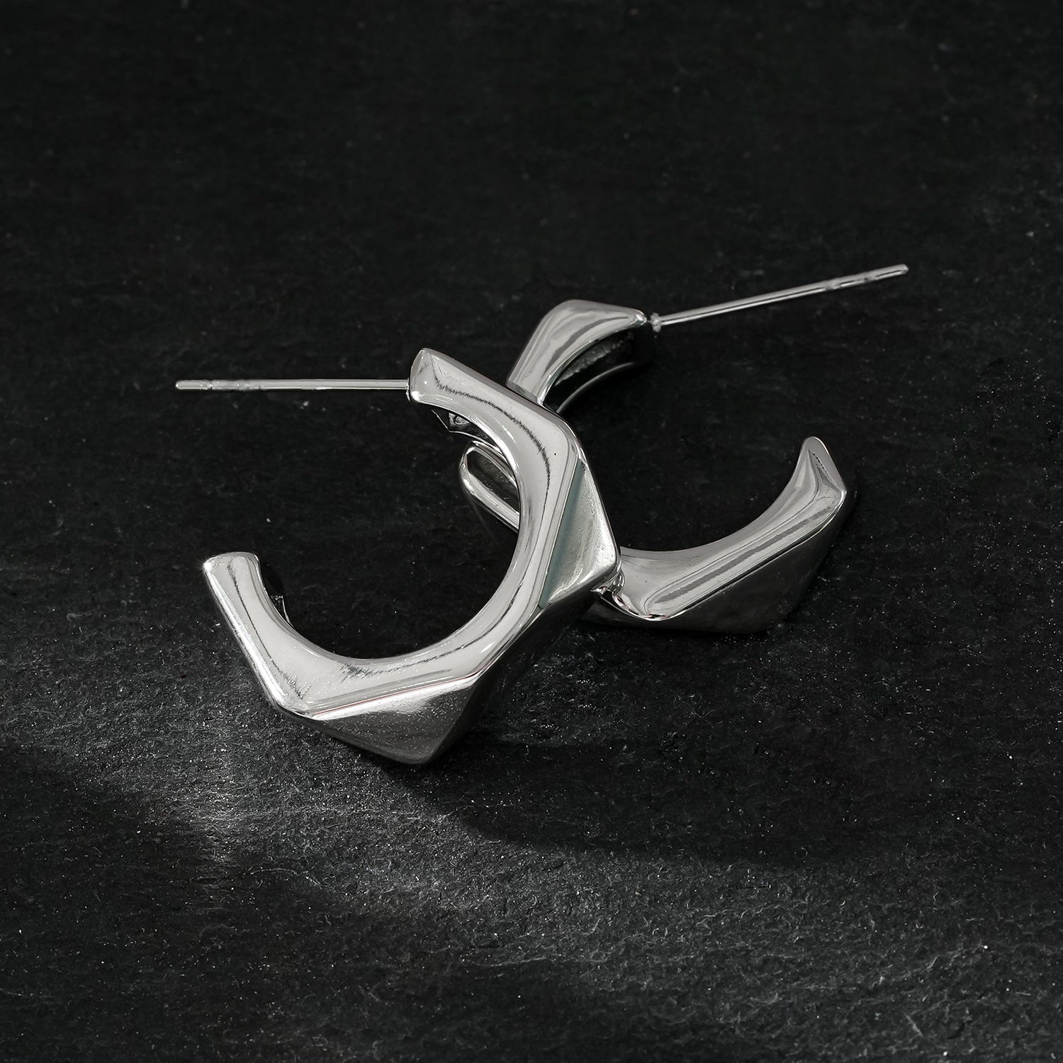 Style PERIDO Argenté (Or Blanc) : Boucles d’oreilles géométriques Art Déco.