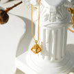 Style KARJAT : Collier à chaîne dorée avec pendentif en zircone géométrique en cage.