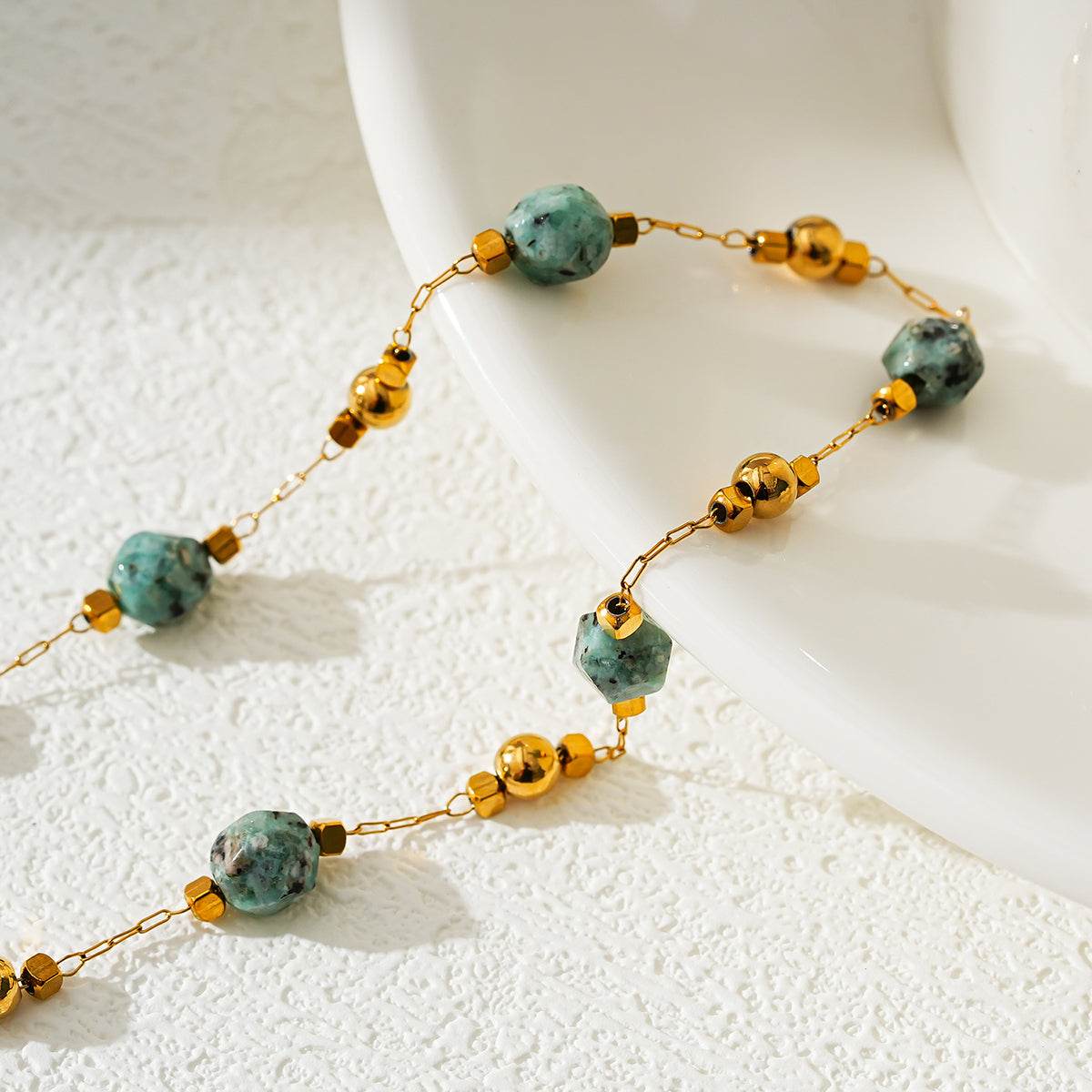 GIROC : Bracelet de cheville en chaîne, perles dorées et pierres naturelles de turquoise africaine.